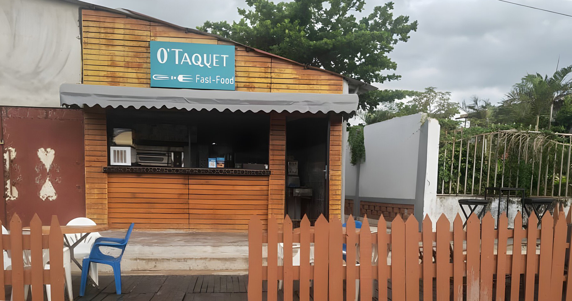 Vue de face d'un restaurant de street food
